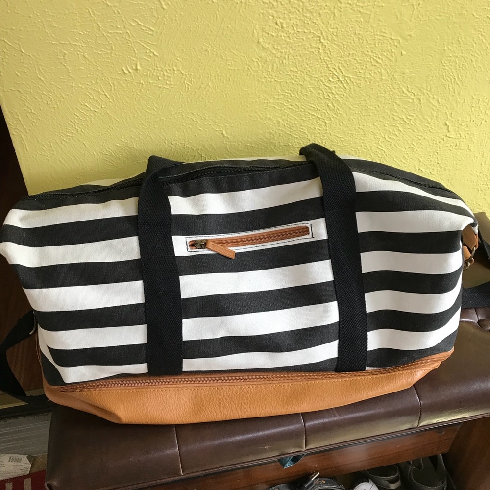 Weekender bag with separate shoe compartment